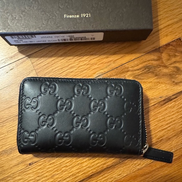 Gucci Card Wallet - Like New - Picture 2 of 8